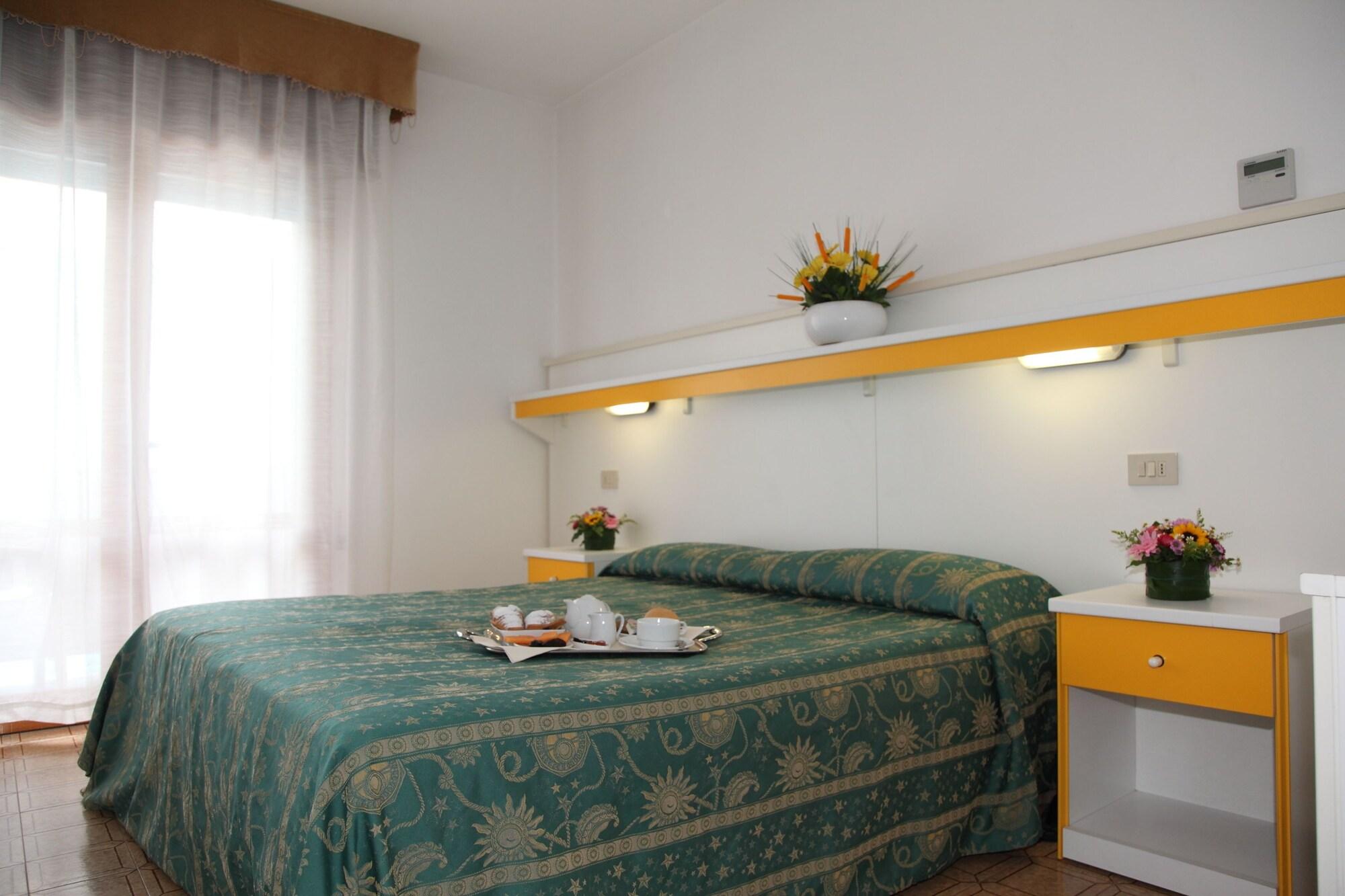 Hotel Bettina Lido di Jesolo Exterior photo