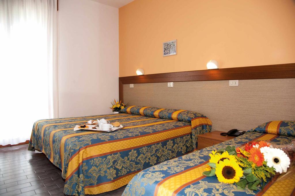 Hotel Bettina Lido di Jesolo Exterior photo