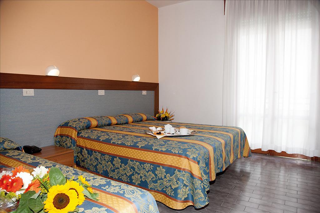 Hotel Bettina Lido di Jesolo Exterior photo
