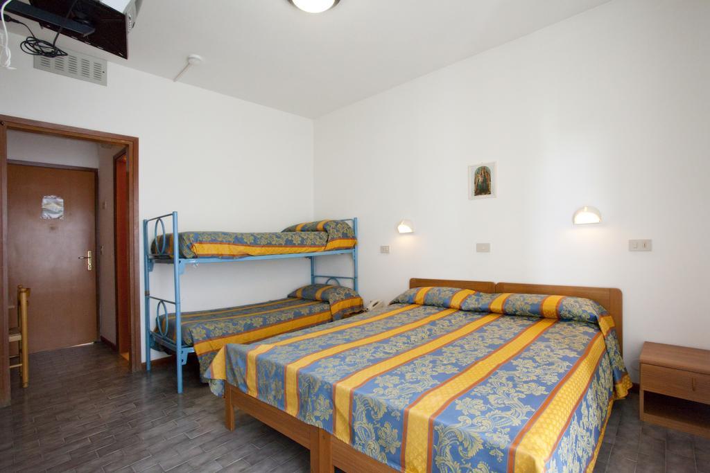 Hotel Bettina Lido di Jesolo Exterior photo