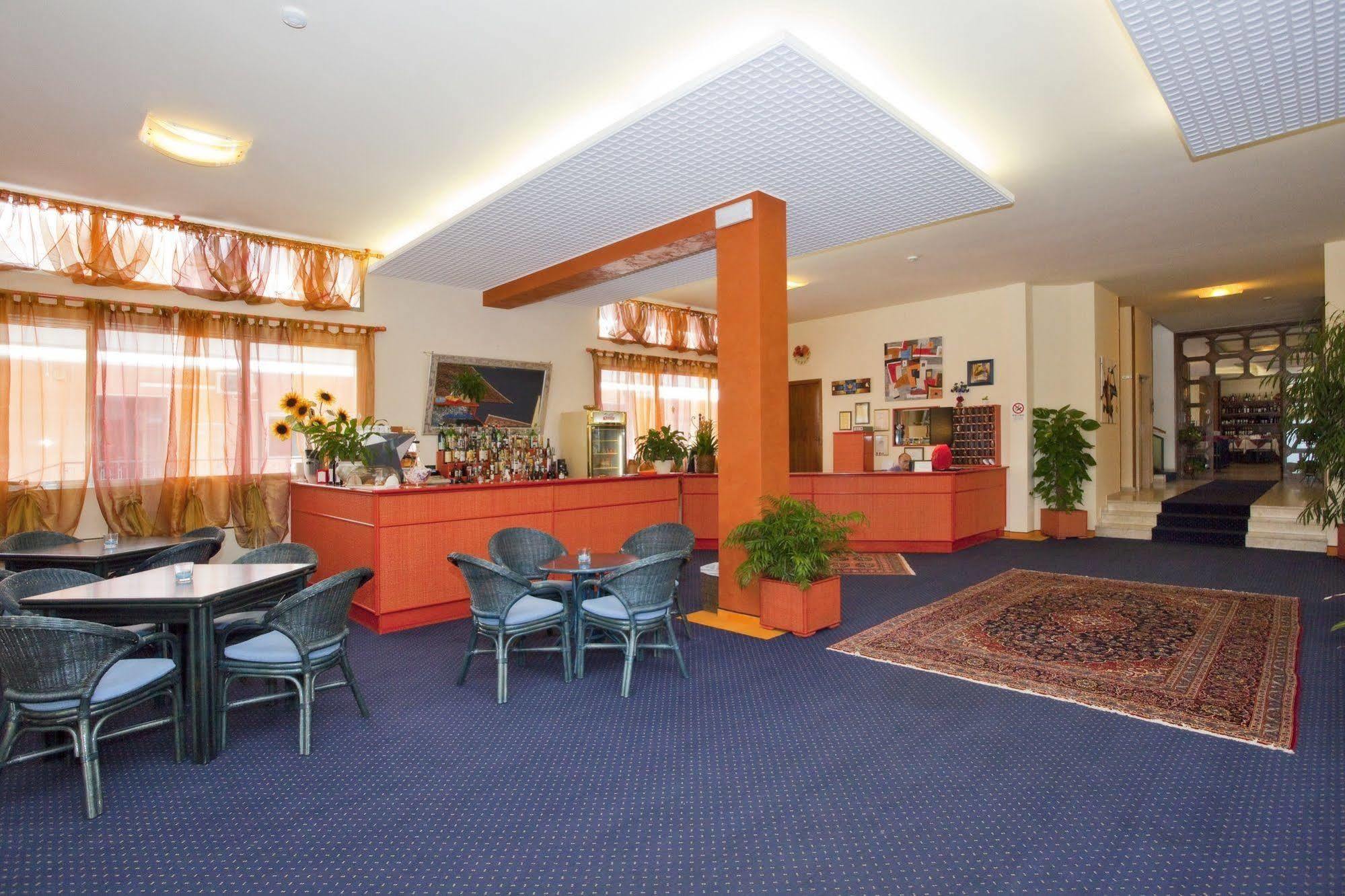 Hotel Bettina Lido di Jesolo Exterior photo